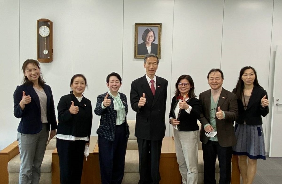 左より：劉佳玲常務理事、李秀珠副会長、沈幸齢副会長、向明徳処長、林蕙芳理事、梁耀強監事、楊慧萍課長 