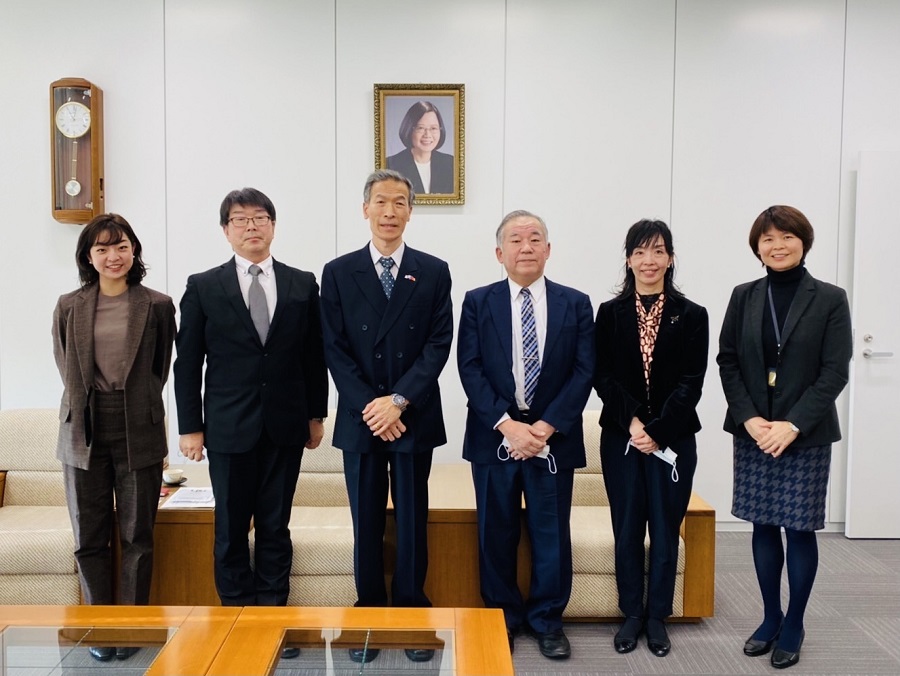 (左より) 戸野谷依純・京都府商工労働部主事、永井正人主任、向明徳・当処処長、中井孝一・関西観光本部主任調査役、小森由香・同本部主任調査員、林育柔・当処教育課長 