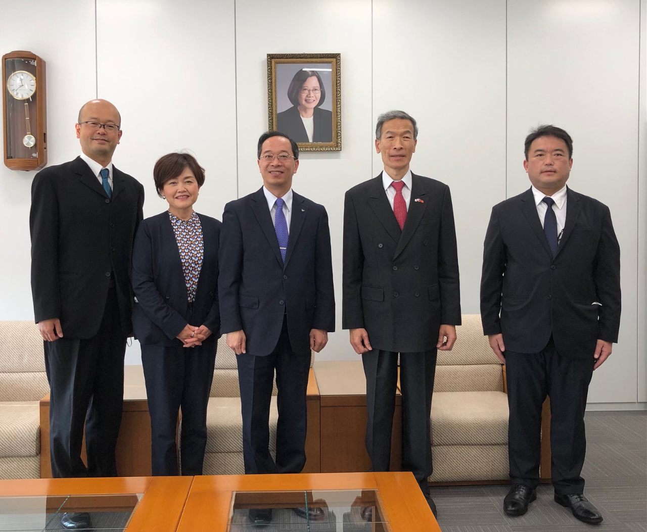 （左より）中村係長、畑上部長、都竹市長、向処長、舟本課長