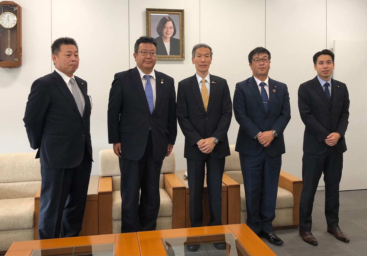 （左至右）東議員、高野議長、向処長、岡山議員、竹田議員