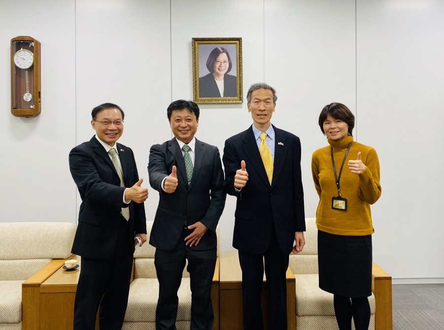 (左より)　張永賢副処長、谷井隆夫・台湾進学塾代表、向明徳処長、林育柔教育課長