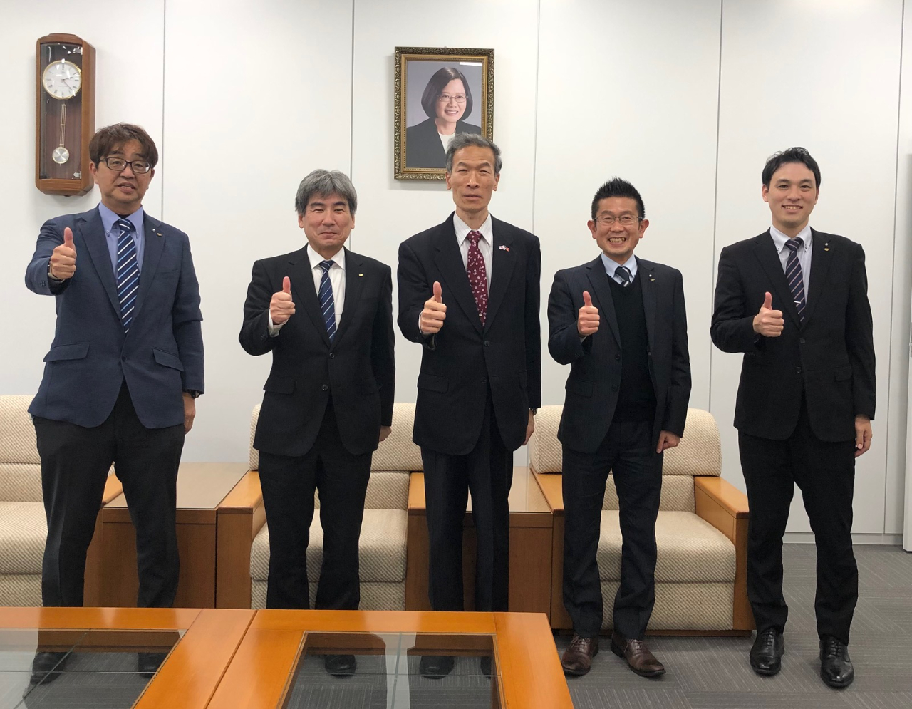 (左より) 清田副所長、岩本所長、向処長、酒井課長、鈴木主任