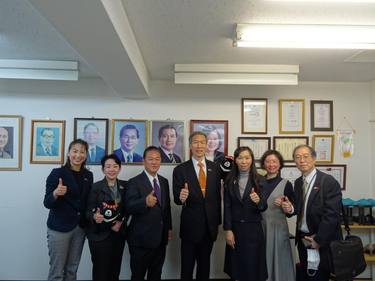 （左より）劉常務理事、沈副会長、魏会長、向処長、楊課長、李課長、陳浩明係長