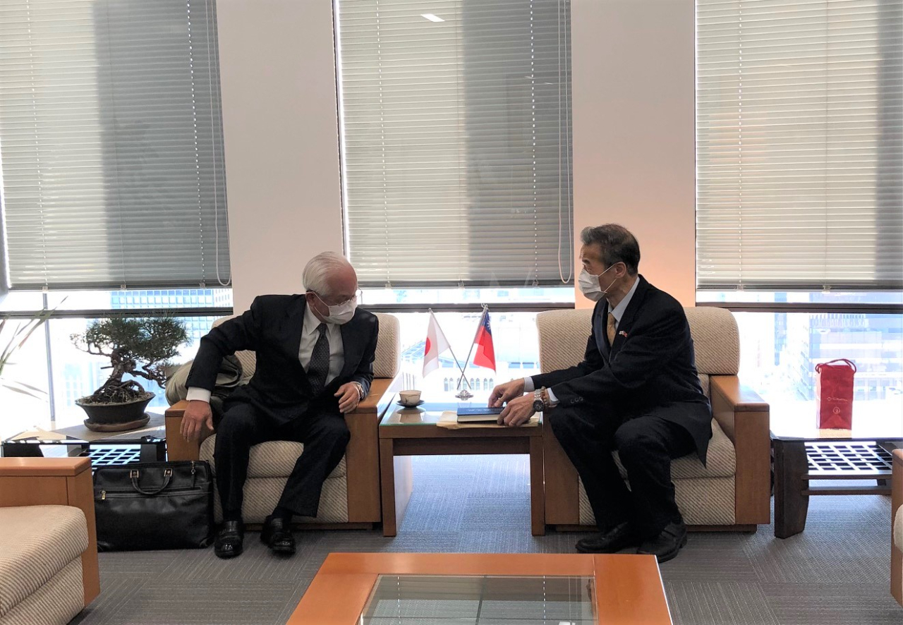 前川師範（左）、向処長（右）