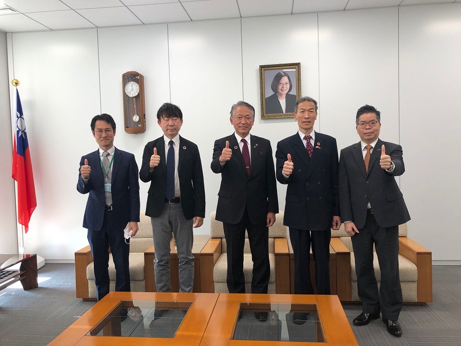 （左より）石川課長、松下部長、水野市長、向処長、林部長