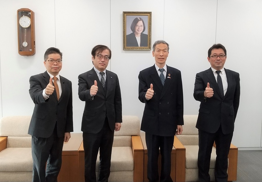 （左より）林部長、岩佐所長、向処長、松石所長補佐