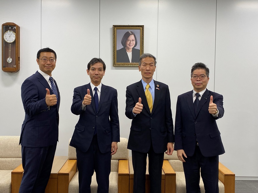 (左より)孫課長、根来部長、向処長、林部長