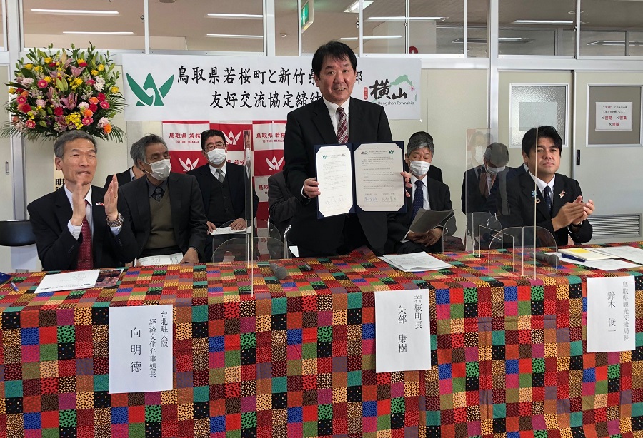 向処長（左）、矢部町長（右二）、鈴木局長（右一）