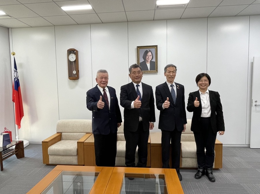 左より：劉義村顧問、河合康裕会長、向明徳処長、黄貴美副会長
