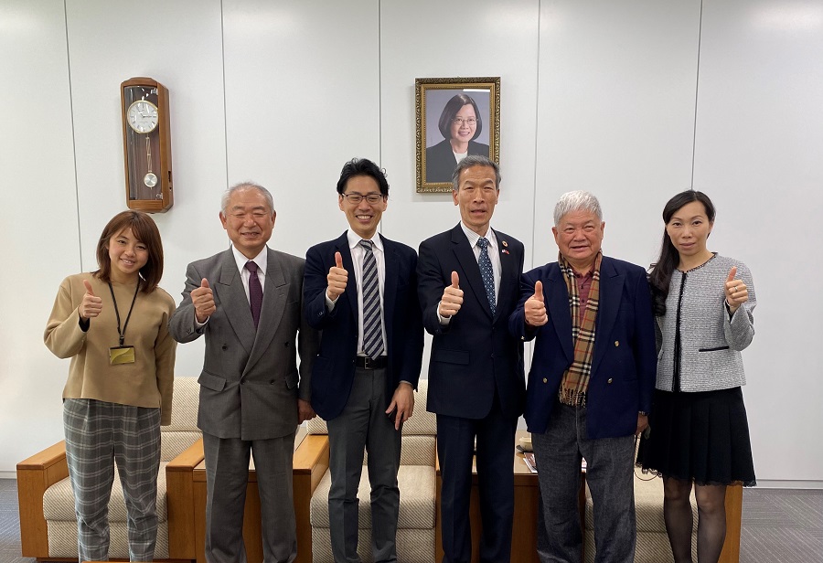 向明徳処長(右3)、黄村宝主任教授(右2)、佐藤俊介副校長(左3)、橫田文良特任教授(左2)