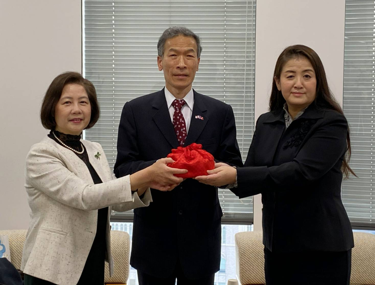 向明徳処長（中）任期満了の葉山裕子会長（左）より新任の尤博美会長（右）へ印鑑を継承