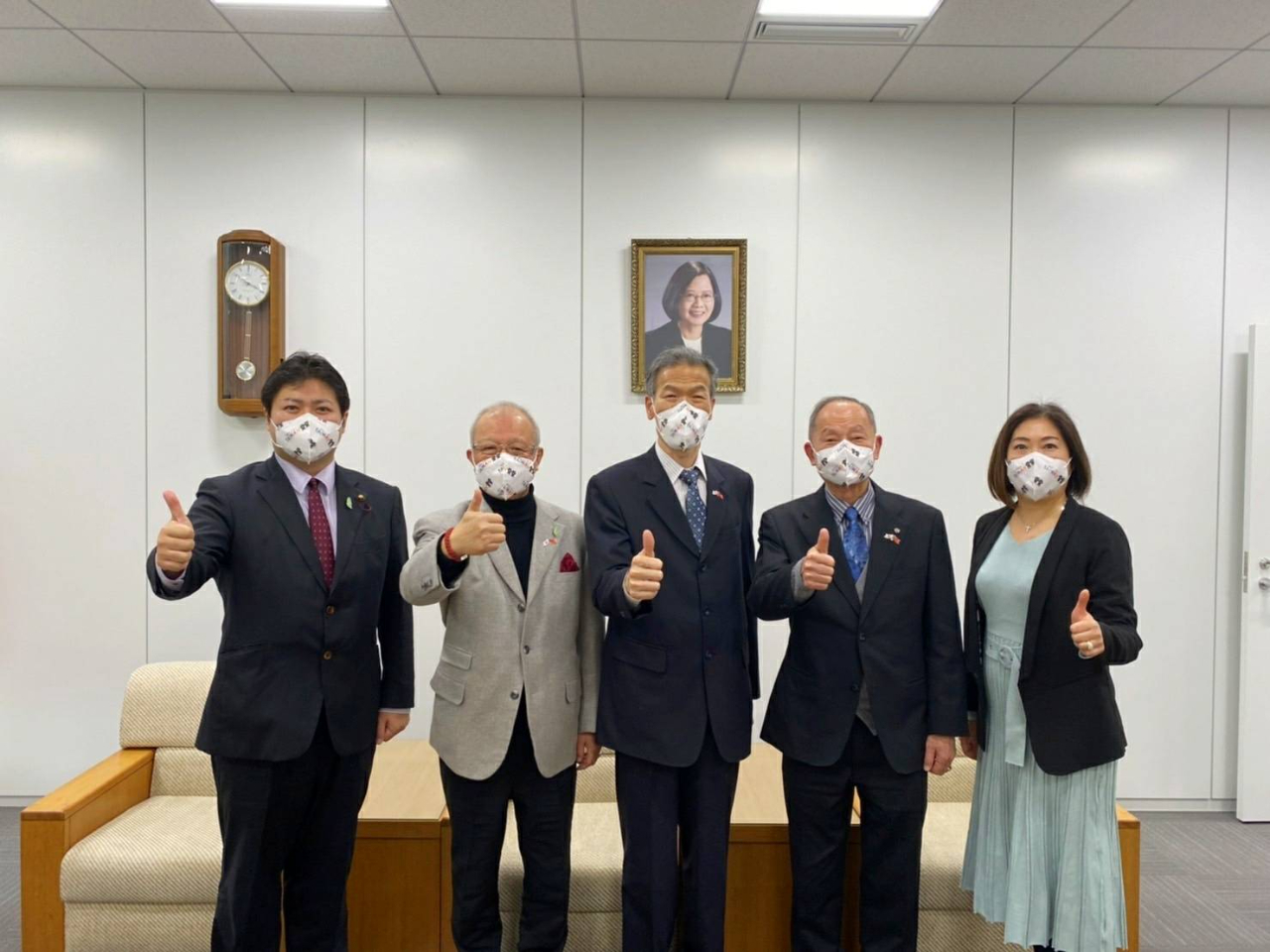 左より：上畠議員、陳会長、向処長、蔡副会長、澤尾副会長