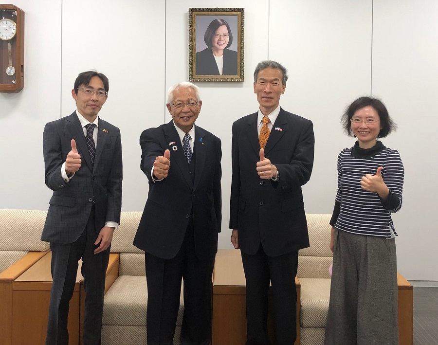 （左より）上瀧園長、永野前会長、向処長、李秘書