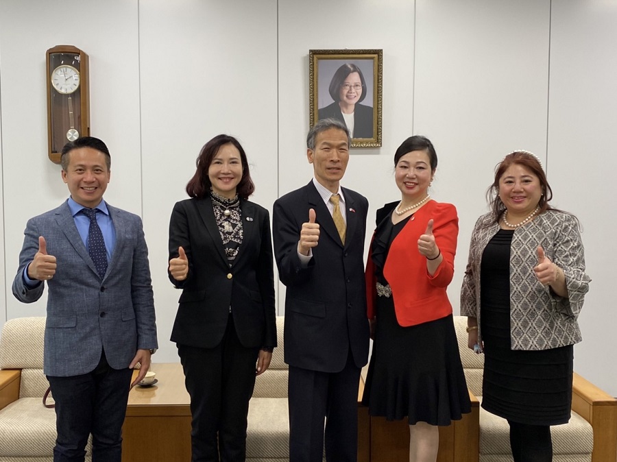 左より：李明儒理事、永峰千亞希理事、向明徳処長、上島彩会長、林美里顧問