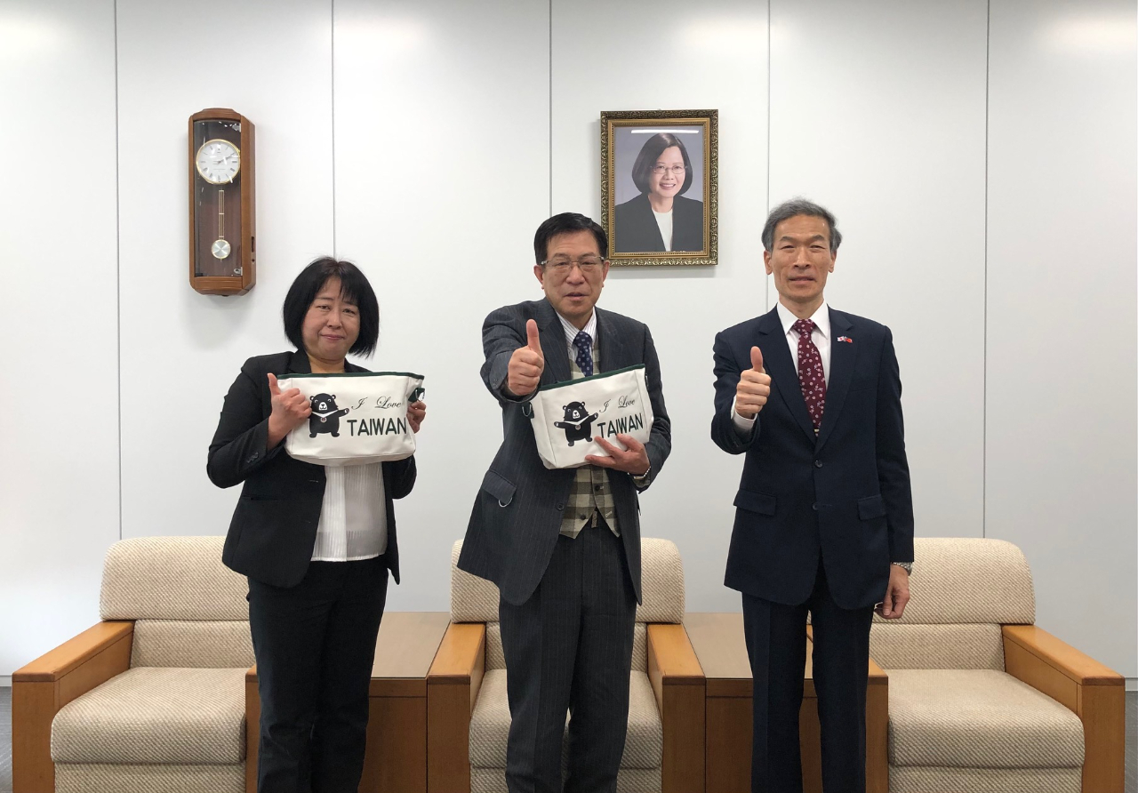 （左より）河野参事、藤原市長、向処長