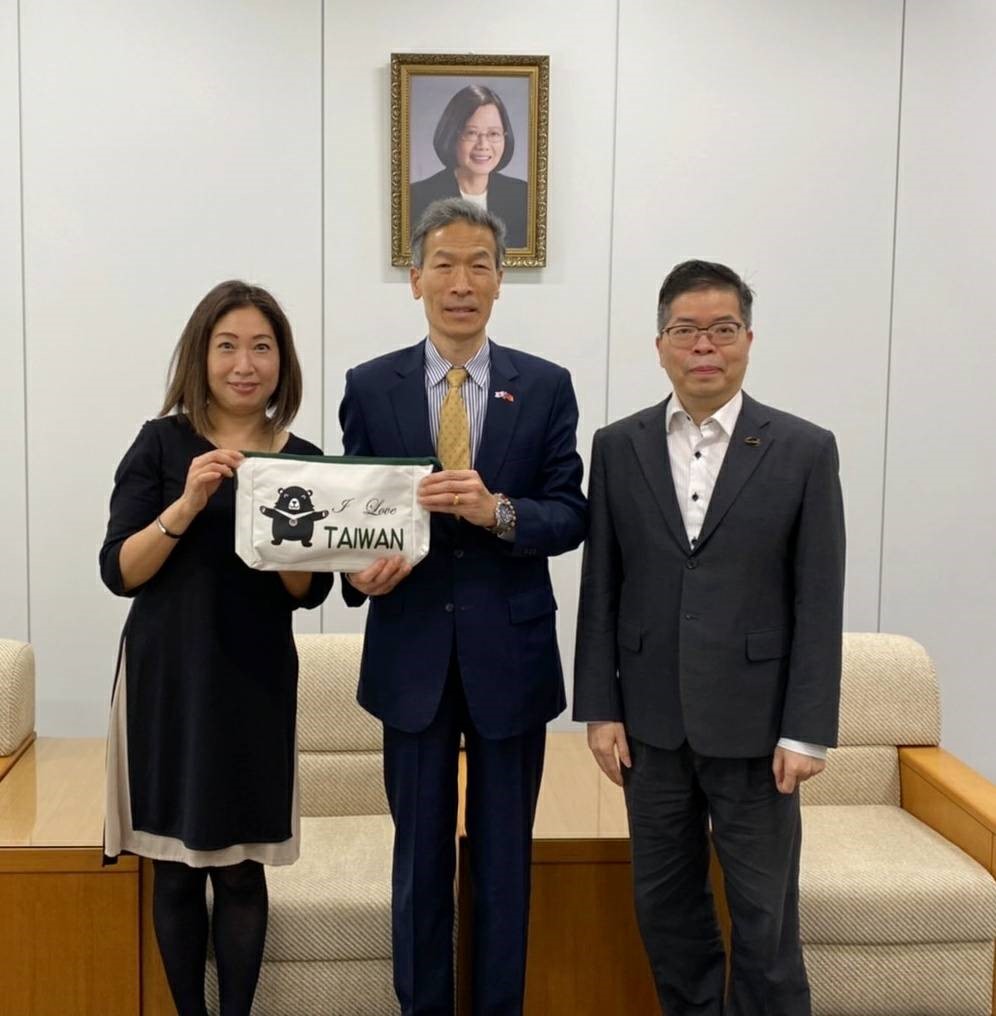 向処長(中)僑務委員会特製の防疫ケアパックを澤尾支店長輔佐(左)に贈呈。林組長が同席(右)