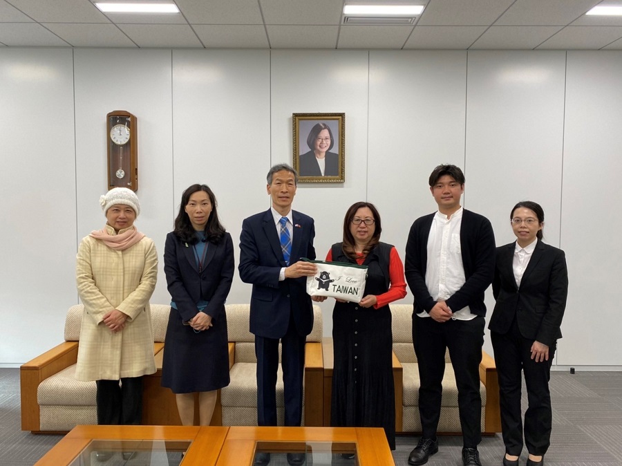 左より：黄貴美記者、楊慧萍課長、向明徳処長、錢妙玲社長、高木涼介氏、林女史