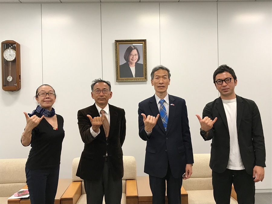 （左より）カンブラ裕子、城山館長、向処長、大島健