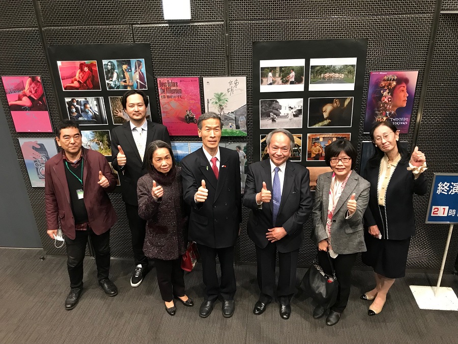 向明徳・駐大阪弁事処処長(右4)、王淑芳・駐日本代表処台湾文化センター主任(右2)、
上倉庸敬・大阪アジアン映画祭代表理事(右3)　台湾特集「縁起良き時」特別上映会に出席