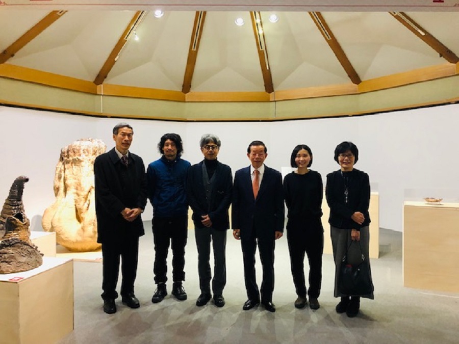（左より）向処長、安藤企画主任、松井館長、謝大使、アーティストの梁氏、王主任