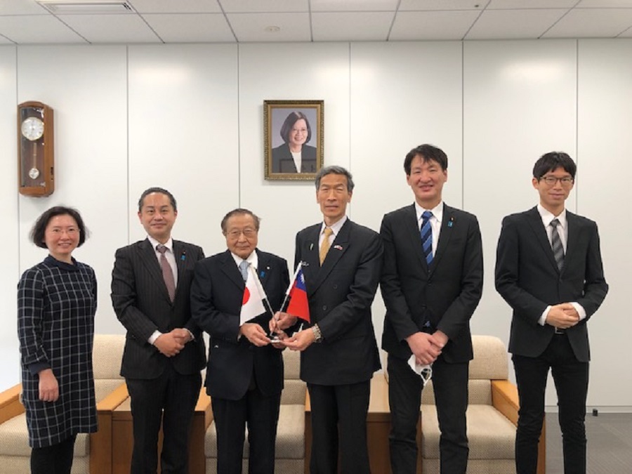 （右より）吳課長、岸田事務局長、向処長、波多会長、佐野議員、李課長