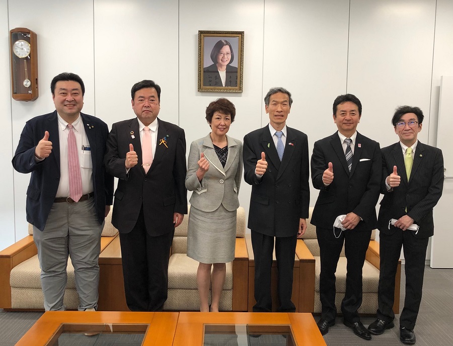 (左より)太田議員、西議員、辻会長、向処長、竹下議員、永井顧問