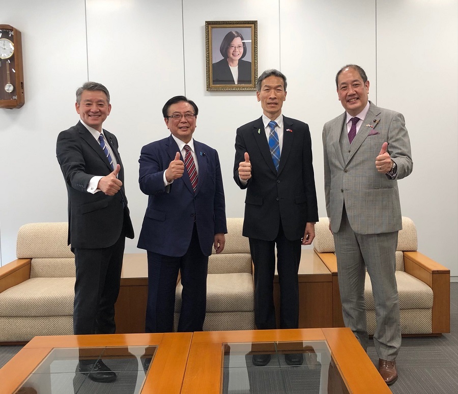 （左より）黒川議員、山本議員、向処長、長瀨議員