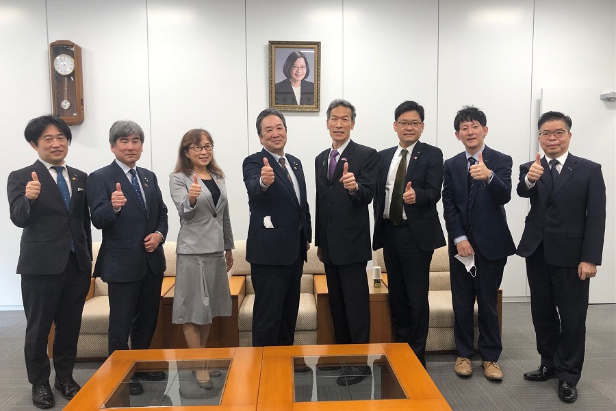 (左より)三谷主幹、岩本所長、関課長、野呂部長、向処長、真田課長、奧田係長、林組長