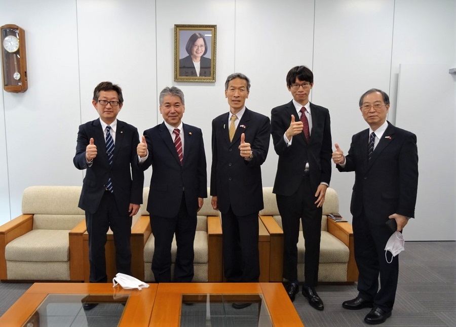 左より：山內次長、仙波所長、向処長、吳課長、陳浩明