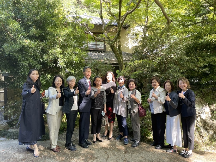 向処長(左4)と尤会長(右6)らの集合写真