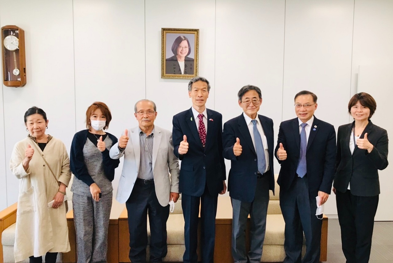 北東部誠二・日本現代美術協会現任会長(左3)、竹本封由之進・新任会長(右3)、
と本処の向明徳・処長(右4)、張永賢・副処長(右2)