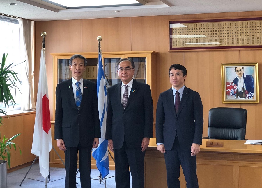 （左より）向処長、藤本議長、谷口副議長