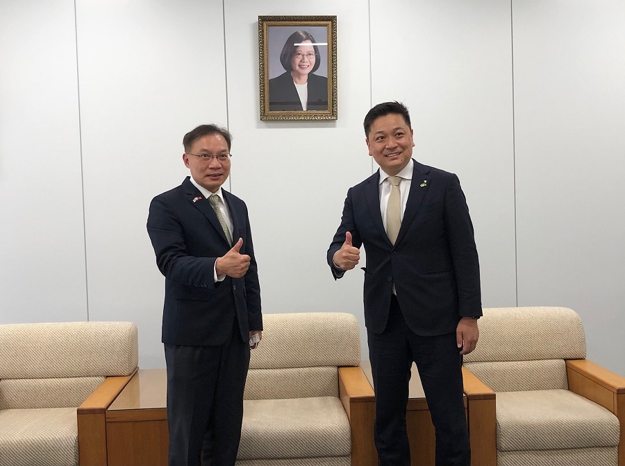 張副処長（左）、宮橋市長（右）