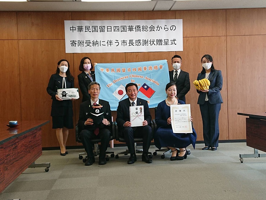 一列目左より：向処長、大西市長および上島会長