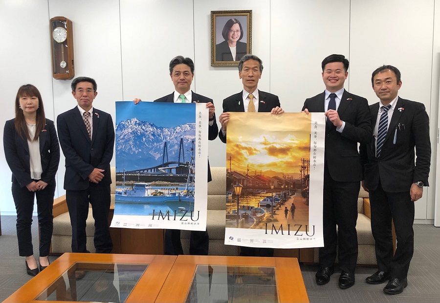 (左より)明神主任、森田課長、夏野市長、向処長、陳国際交流員、黒川係長