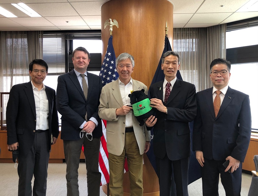 (左から)難波事務官・ハサウェイ領事・メイ総領事・向処長・林部長