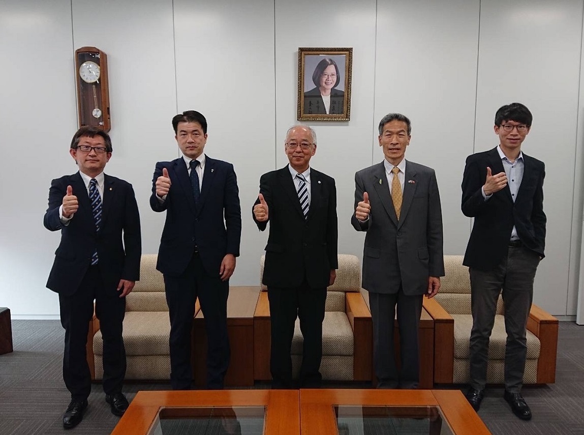 左より:山內次長、鵜久森副課長、金子専務理事、向処長、吳課長