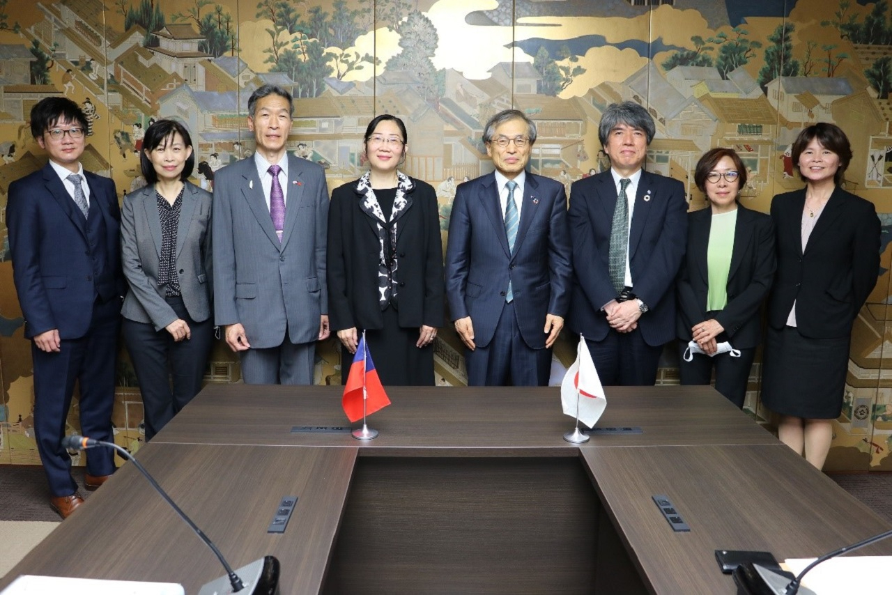 参加者の集合写真　(左より)林育聖・駐日本代表処科技組課長、林初梅・大阪大学教授、向明徳・駐大阪弁事処長、鄒幼涵・代表処顧問、西尾・大阪大学総長、河原・副学長、石川教授、林育柔・駐大阪弁事処課長