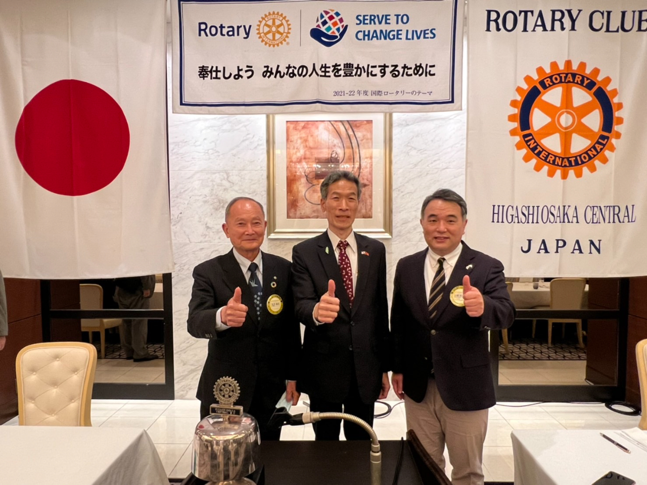 左より：蔡伸雄・副会長、向明徳・処長および岩橋竜介・会長