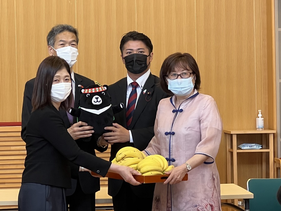 左より：興治美恵子・園長、向明徳・処長、 上畠寬弘・議員と錢妙玲・社長