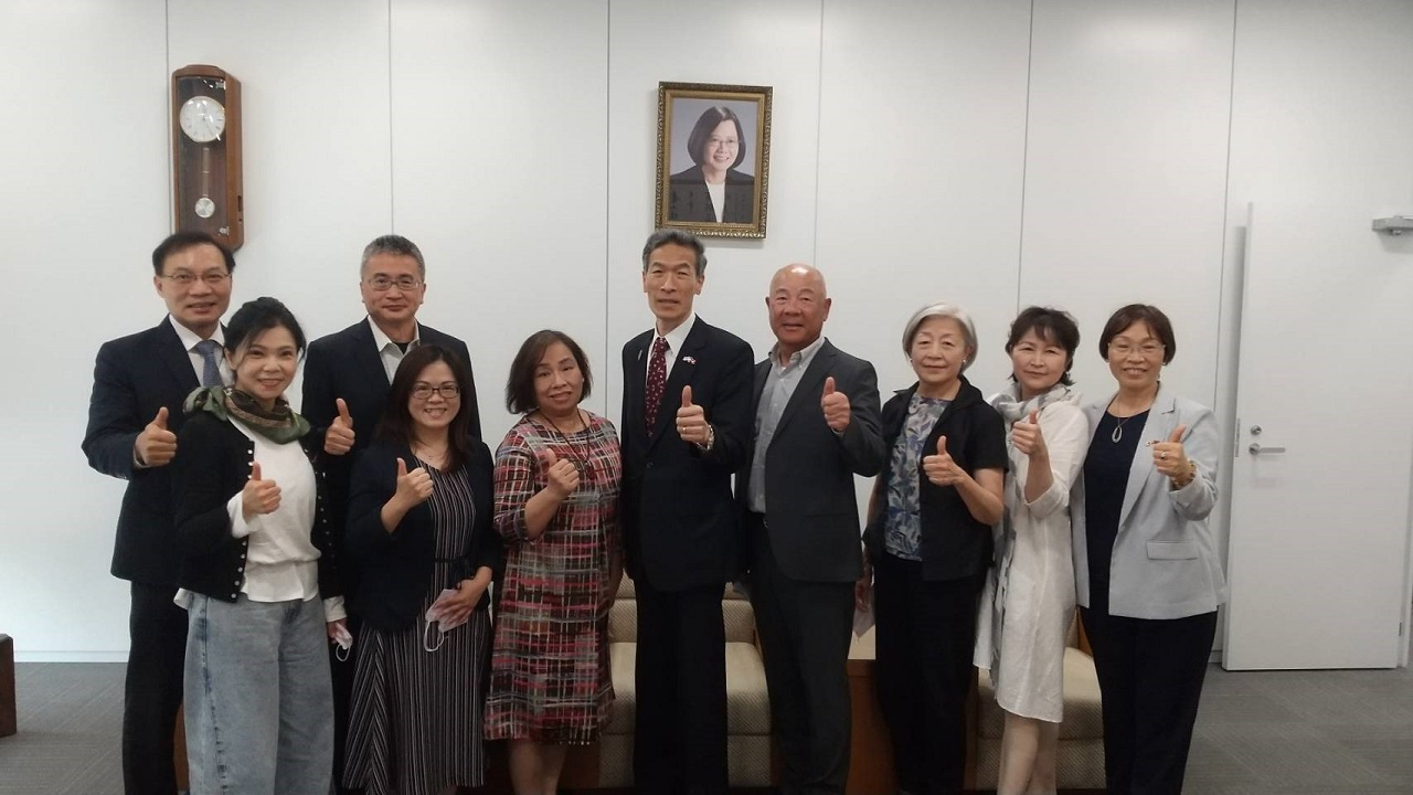 向処長(左6)、張副処長(左1)と高会長(左5)ら一行の集合写真