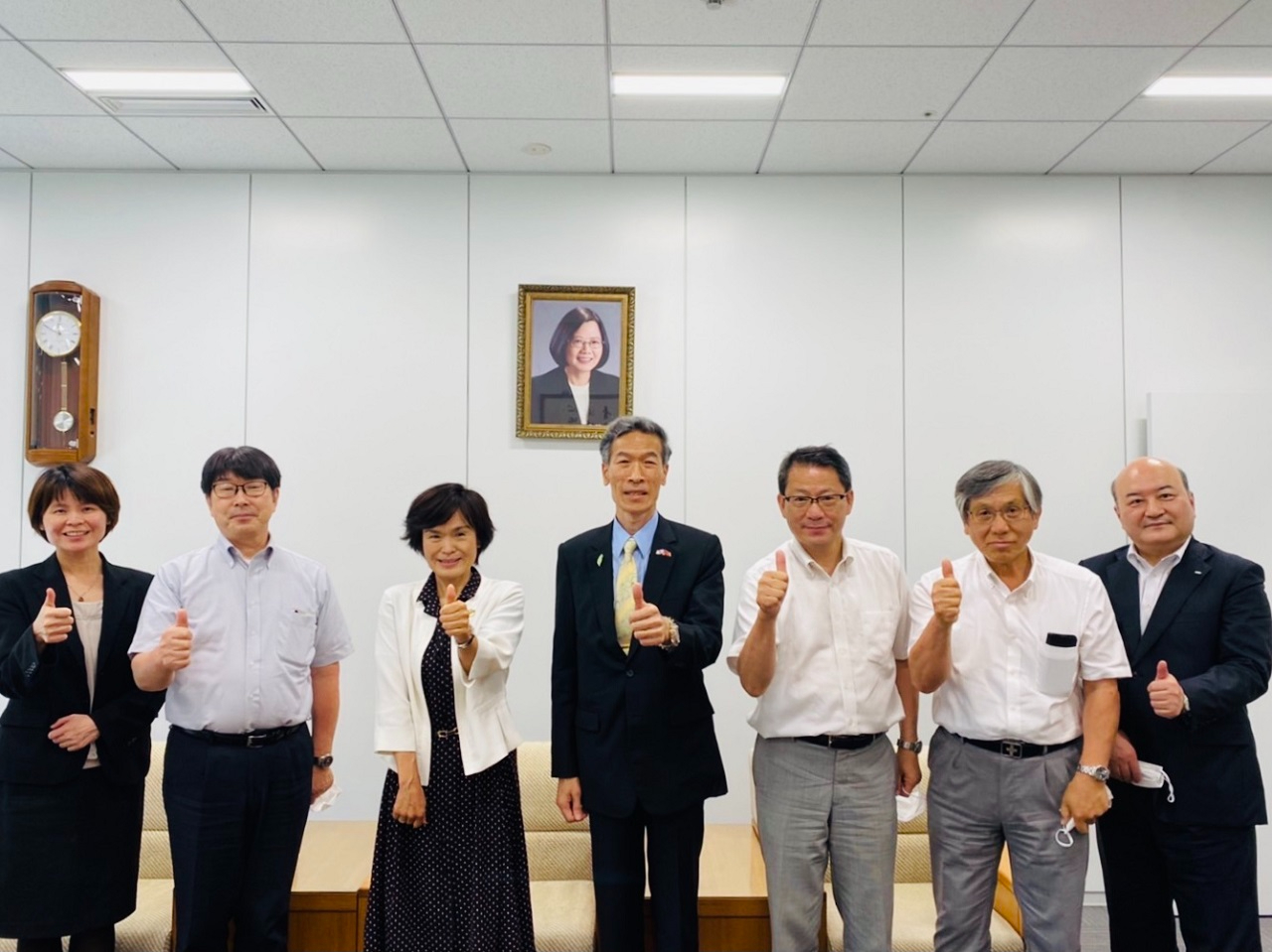 関西5府県国際教育交流特別企画チームの山口智子・代表(左3)、永井正人・代表(左2)、高繁武司・代表(右1)、竹本徹・代表(右2)、庄田卓爾・代表(右3)ら一行と向明徳・処長(中央)、林育柔・教育課長(左1)の集合写真