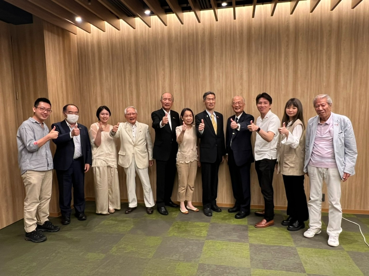 向明徳処長（右５）、山本賢一会長（右７）と会員および留学生らの集合写真