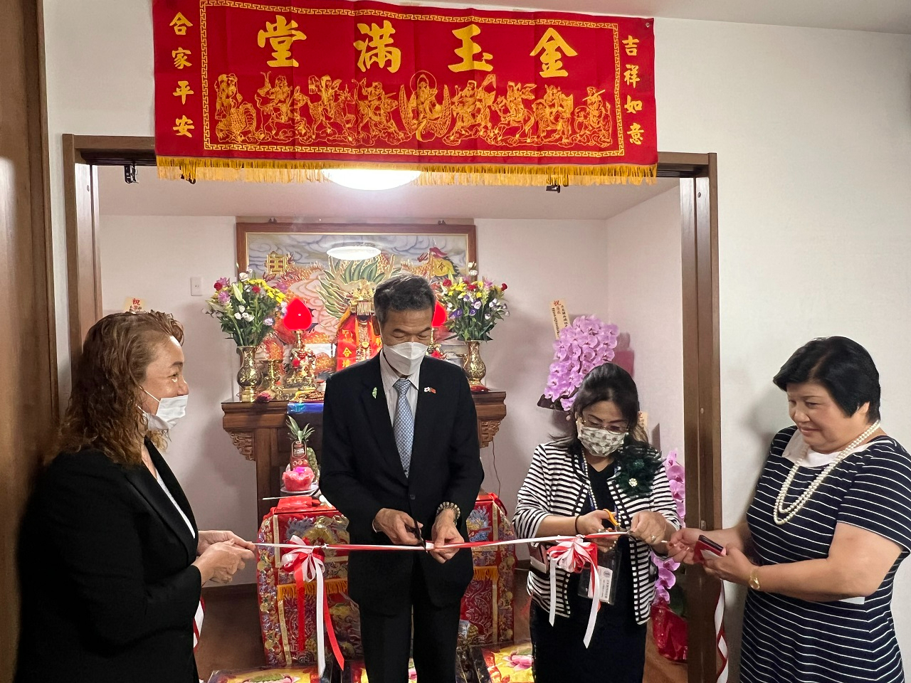 会館落成式のテープカットを行う向処長と川野会長