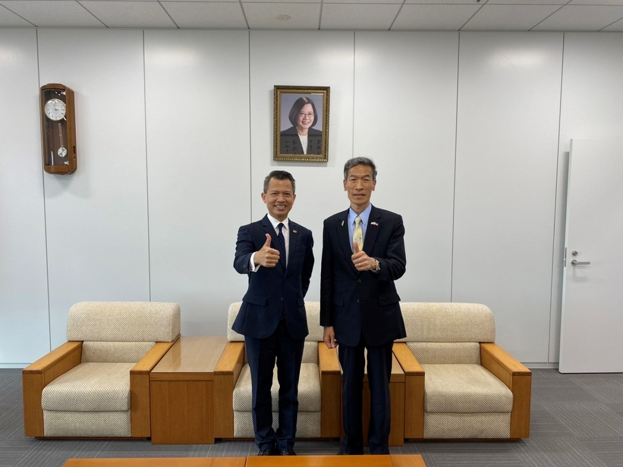 向処長(右)および葉代表取締役(左)