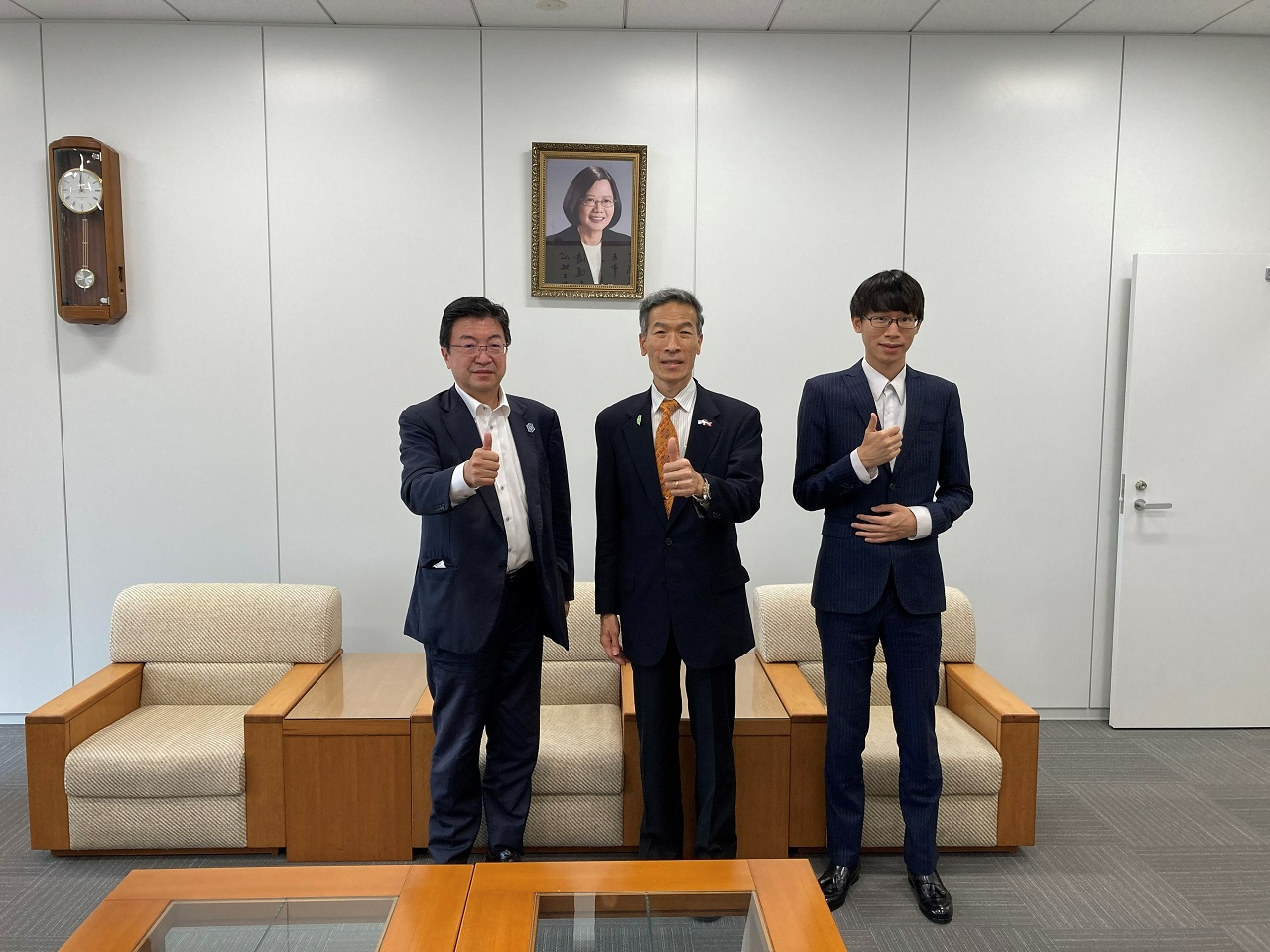 左より:越智社長、向処長、吳課長