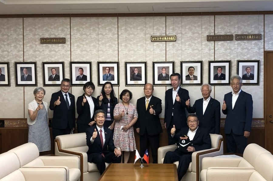 処長（左前）が石川県議会を表敬訪問し、石田忠夫・議長（右前）、中村勲・会長（右4）、藤井義弘・副会長（右2）、吉田修・副会長（右3）、善田善彦・事務局長（右1）らと記念撮影