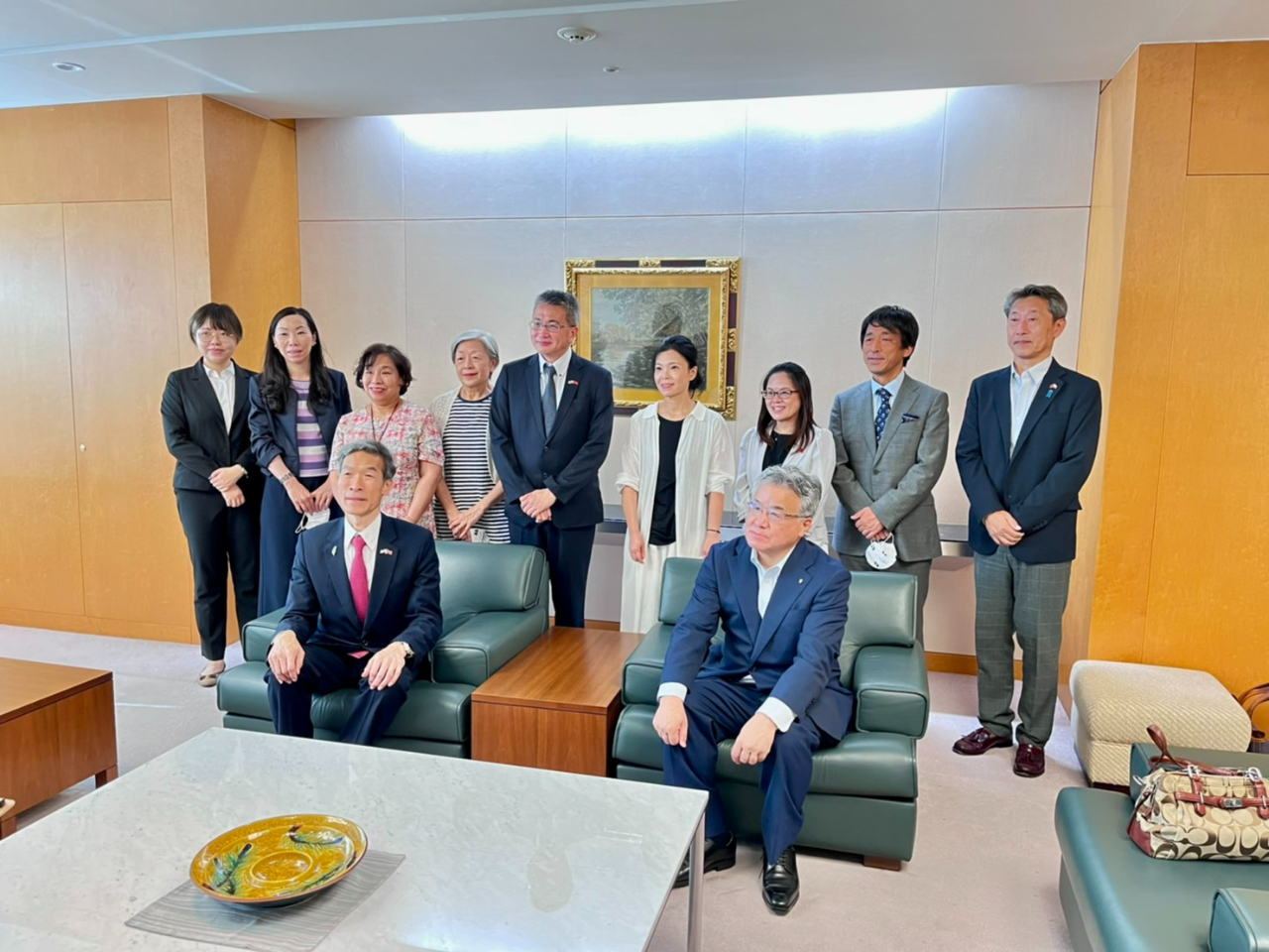 北國新聞社を訪問し記念撮影