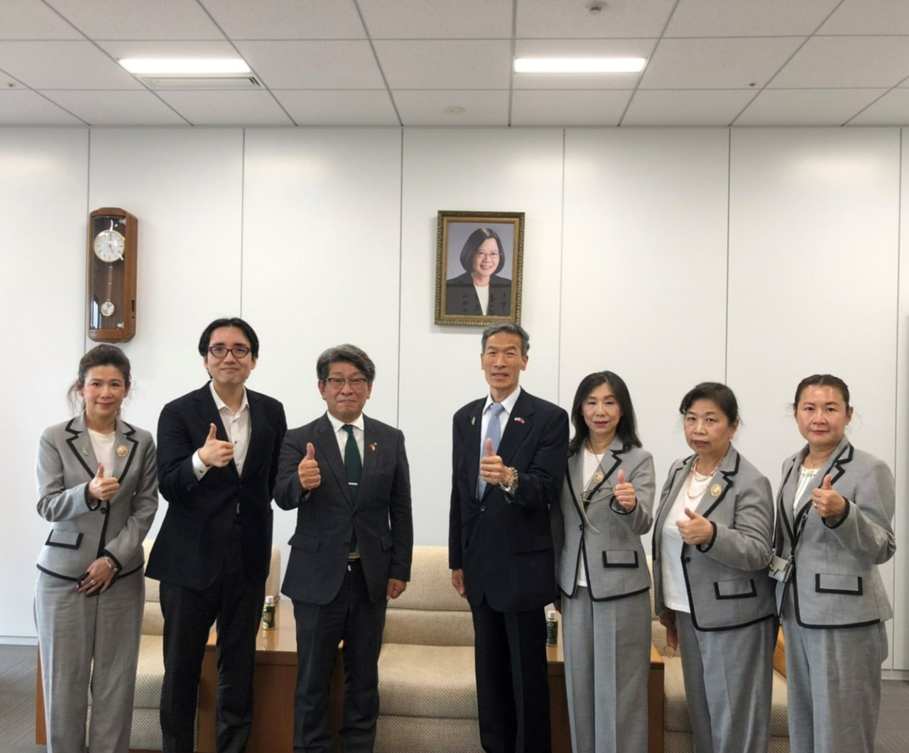 (左より) 林伊曼・世界華人工商婦女企管協会日本関西分会第一副会長、日台交流サロンの加藤会長、全国日台友好議員協議会の藤田会長、向処長、劉雯玲・世界華人工商婦女企管協会日本関西分会会長、東良華珠・副会長、林孟慧・秘書長