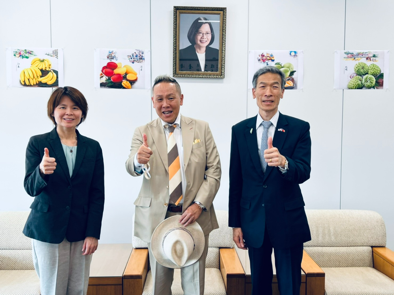 左より：林育柔・文教課長、芦田衛・実行委員長、向明徳処長
